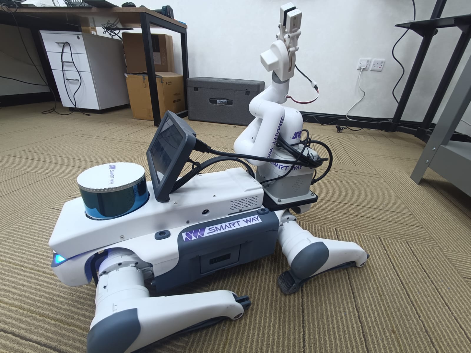 Mobile manipulator robot with robotic arm mounted on an autonomous mobile base